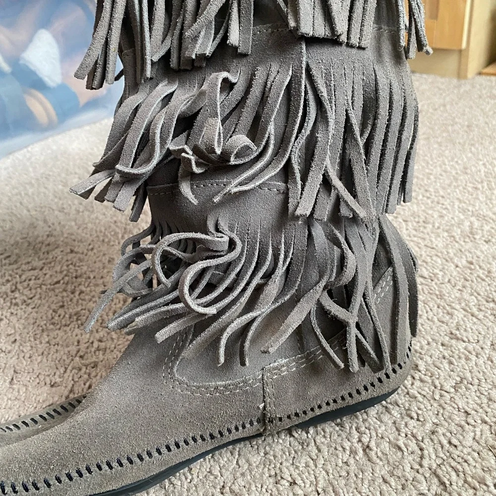 Grey Minnetonka 3 layer fringe boots - Picture 8 of 11